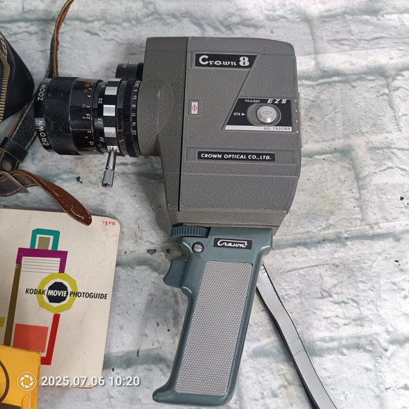 Crown Optical Co. Crown 8 E Z S EZS movie camera   and manuals a13 - Picture 6 of 6